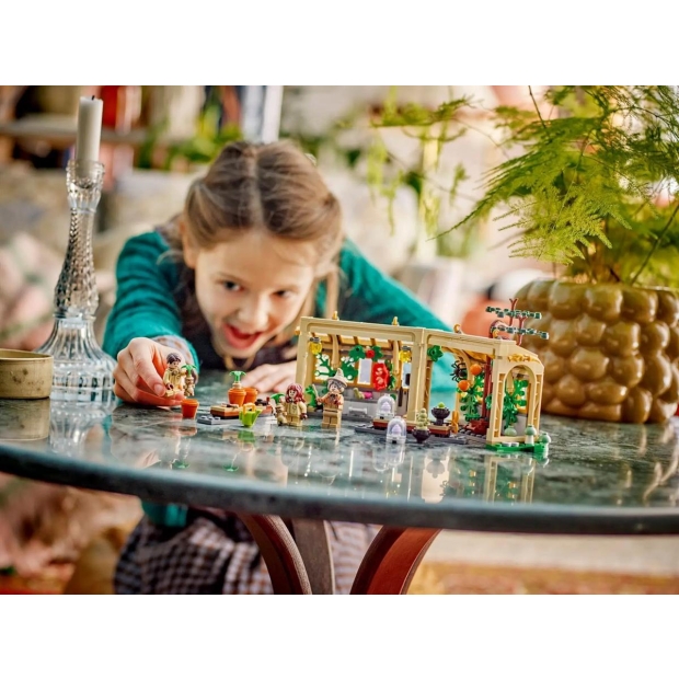 LEGO HARRY POTTER 76445 HOGWLEGO ARTS™ CASTLE: HERBOLOGY CLASS-10806625