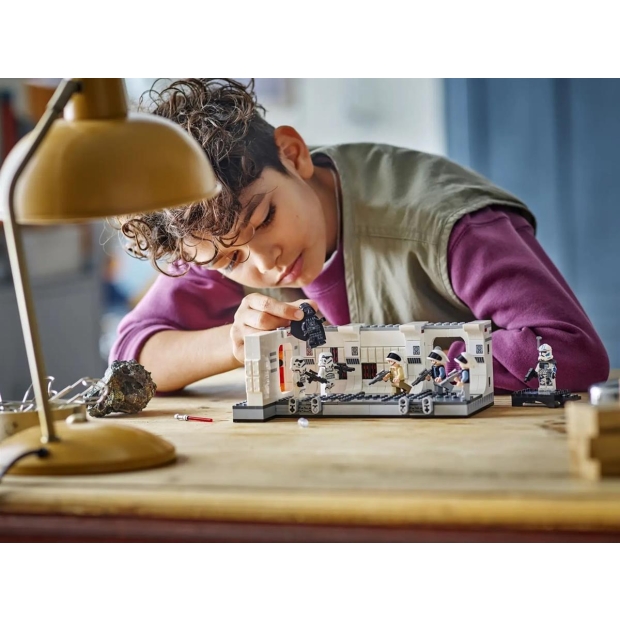 LEGO Star Wars 75387 Wejście na pokład statku kosmicznego Tantive IV-8352826